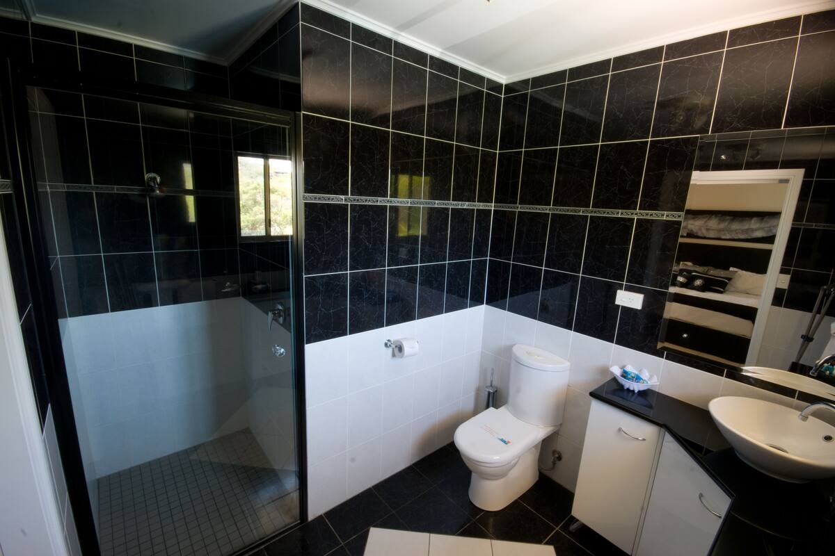 premium penthouse, 2 bedrooms, beach view | bathroom | free toiletries, hair dryer, towels