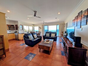 Premium Penthouse, 2 Bedrooms, Beach View | Living area