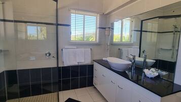 Premium Penthouse, 2 Bedrooms, Beach View | Bathroom | Free toiletries, hair dryer, towels