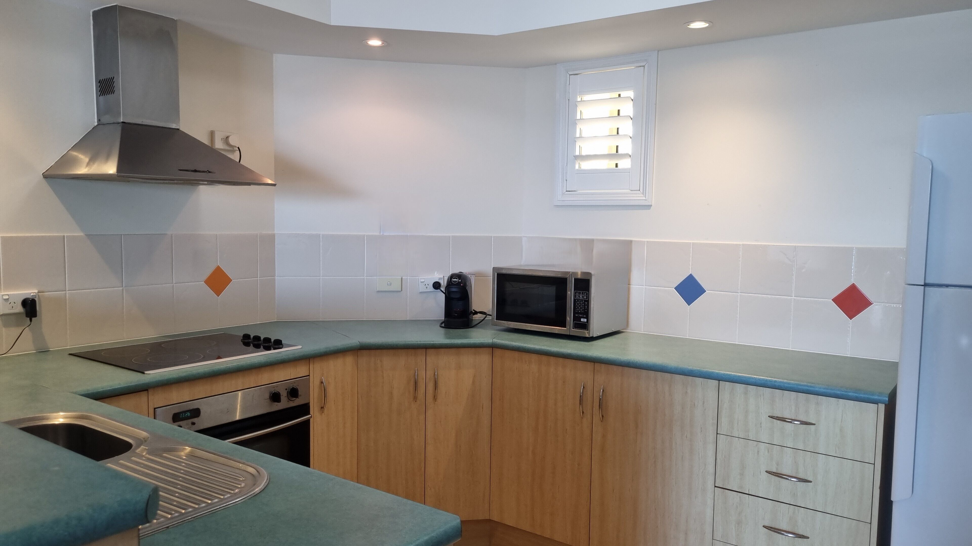 Kjøleskap, mikrobølgeovn, kaffetrakter/tekoker og vannkoker