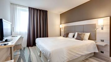 Meja, kalis bunyi, seterika/papan seterika, katil bayi/kot (surcaj)