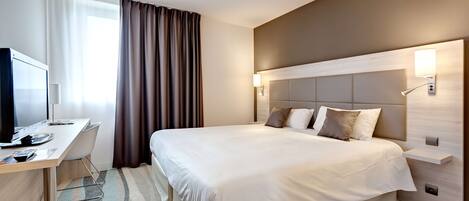 Een bureau, geluiddichte muren, een strijkplank/strijkijzer