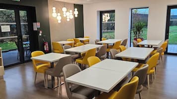 Sarapan bungkus setiap hari (EUR 12 seorang)