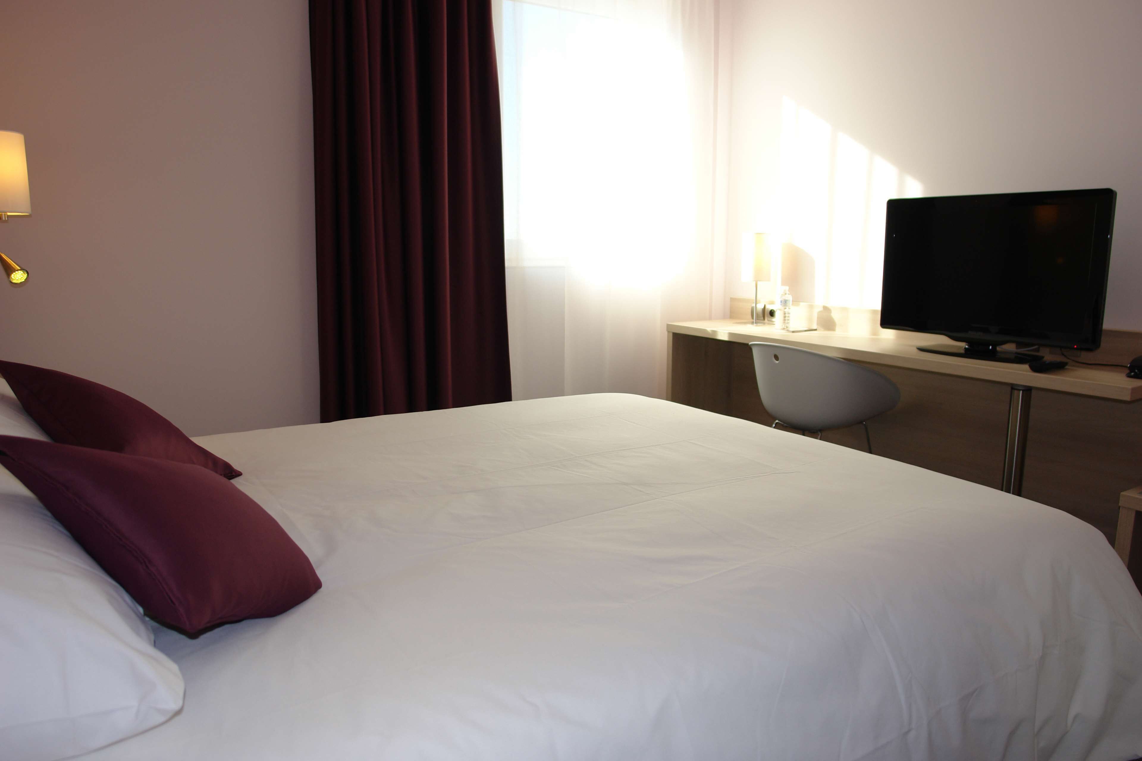 standard double room, 1 double bed | desk, soundproofing, iron/ironing board, cots/infant beds