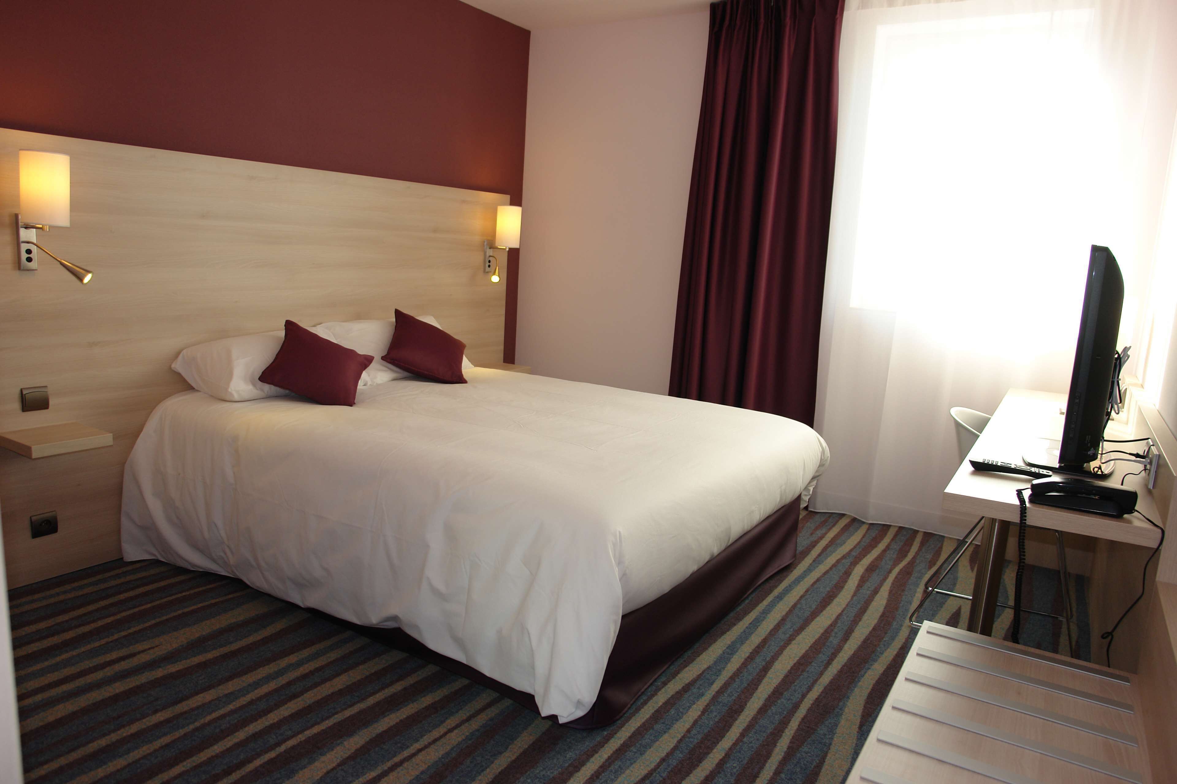 standard double room, 1 double bed | desk, soundproofing, iron/ironing board, cots/infant beds