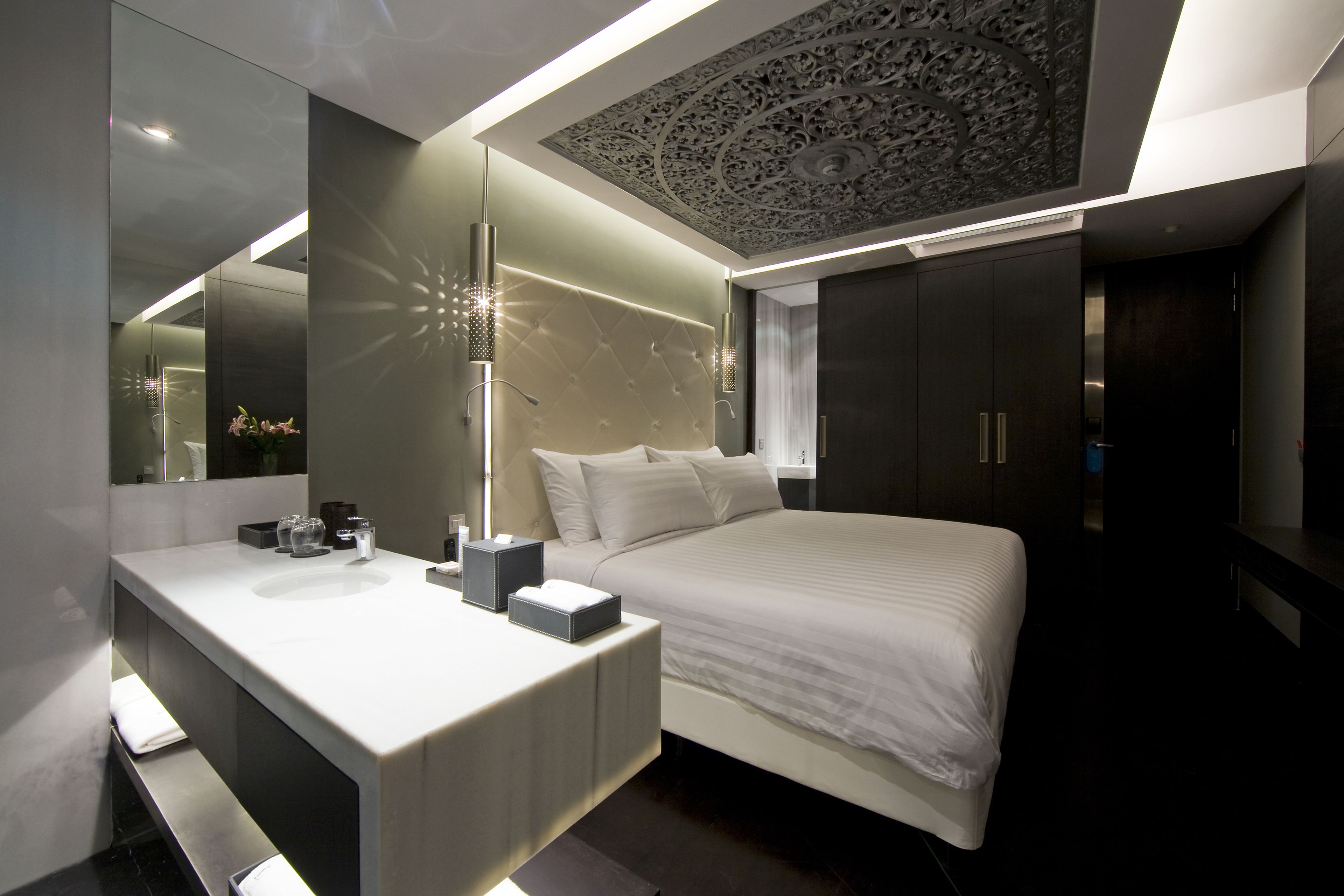 premium bedding, pillow-top beds, minibar, in-room safe