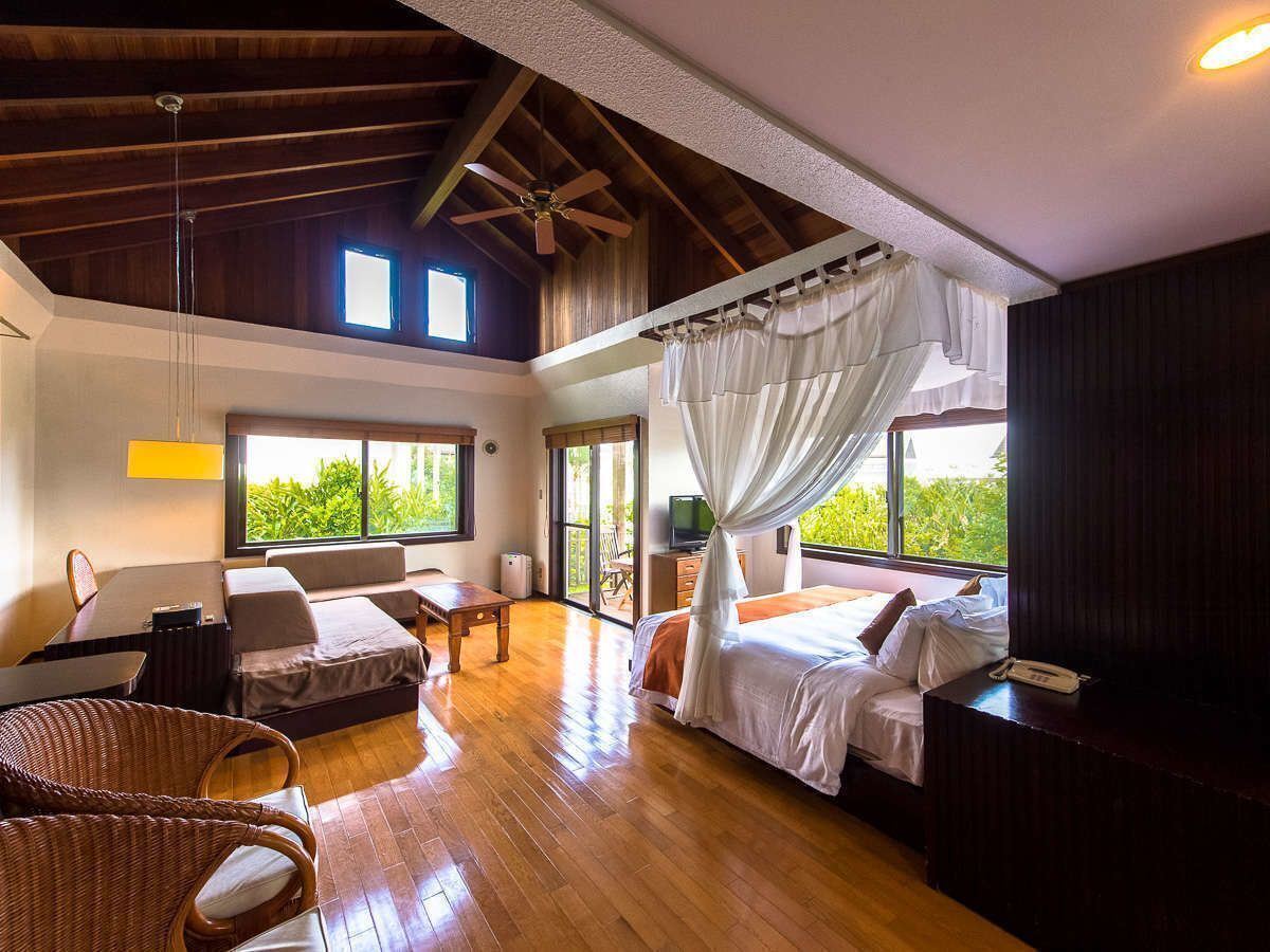 เครื่องนอนระดับพรีเมียม, ตู้นิรภัยในห้องพัก, โต๊ะทำงาน, ผ้าม่านกันแสง