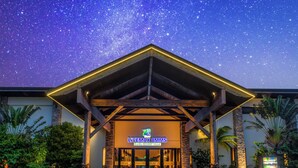 The entrance of Livemax Amms CanNa Resort Villa with a starry night sky above. - LiVEMAX AMMS CanNa Resort Villa (Ginoza)