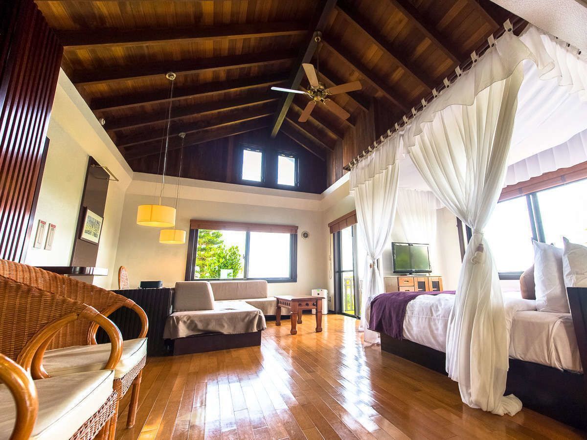 เครื่องนอนระดับพรีเมียม, ตู้นิรภัยในห้องพัก, โต๊ะทำงาน, ผ้าม่านกันแสง