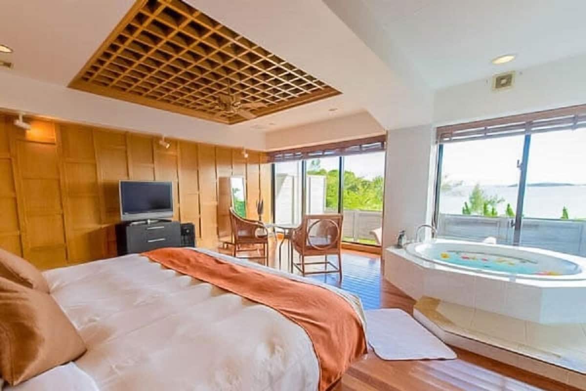 Premium bedding, in-room safe, desk, blackout curtains