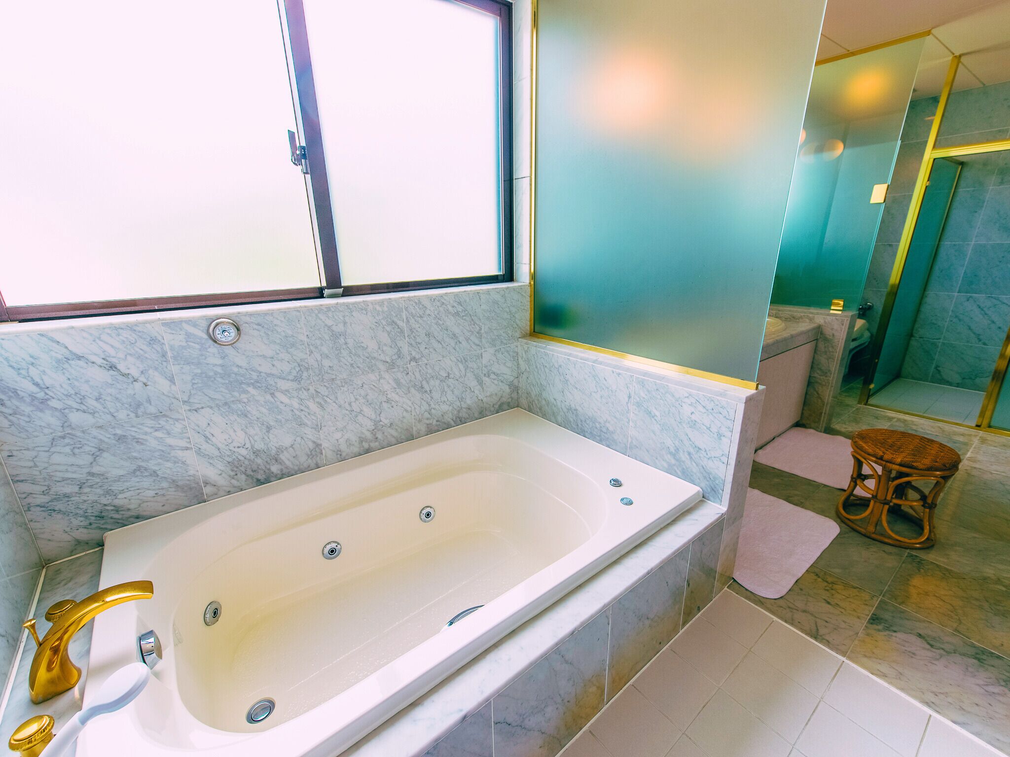 separate bathtub and shower, jetted bath, free toiletries, hair dryer