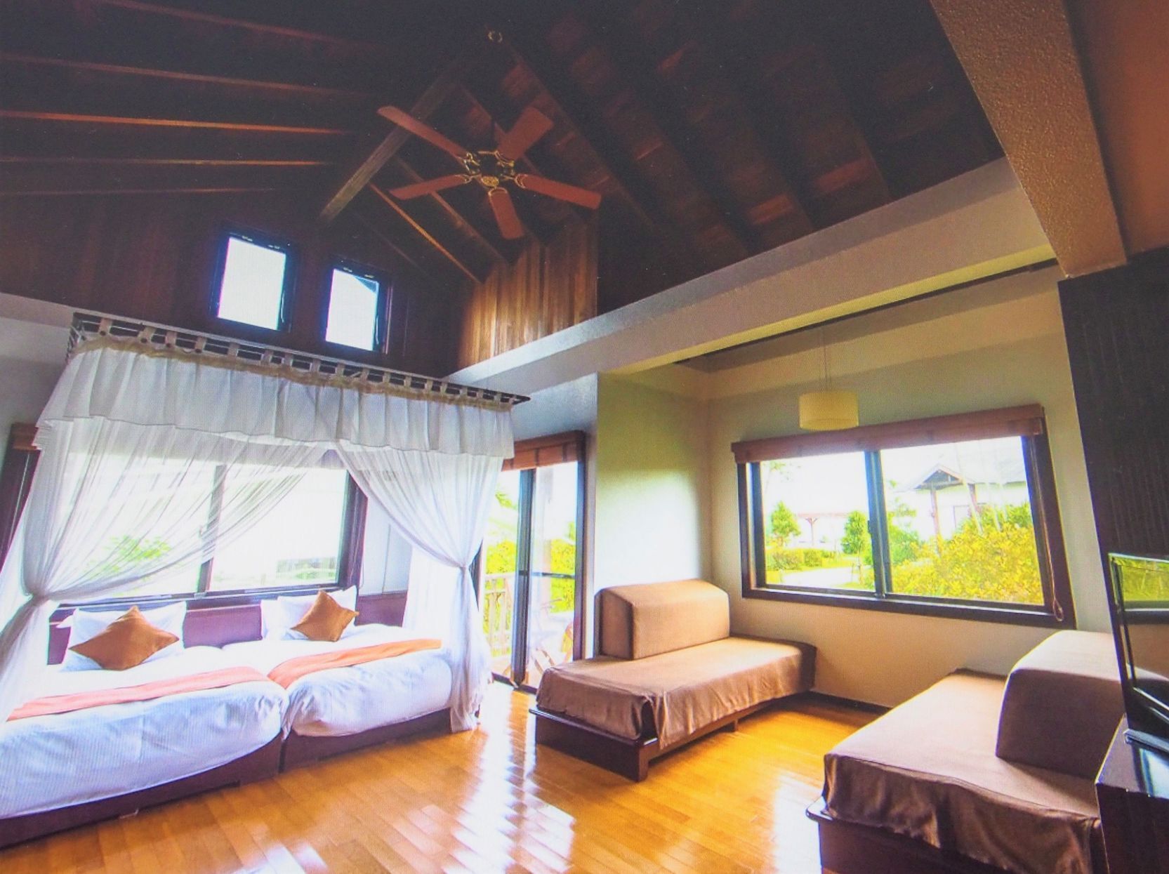 เครื่องนอนระดับพรีเมียม, ตู้นิรภัยในห้องพัก, โต๊ะทำงาน, ผ้าม่านกันแสง