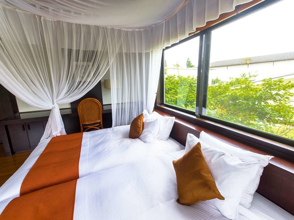 เครื่องนอนระดับพรีเมียม, ตู้นิรภัยในห้องพัก, โต๊ะทำงาน, ผ้าม่านกันแสง