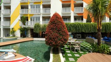 Hồ bơi ngoài trời, dù/ô trên bãi biển/hồ bơi, ghế dài tắm nắng