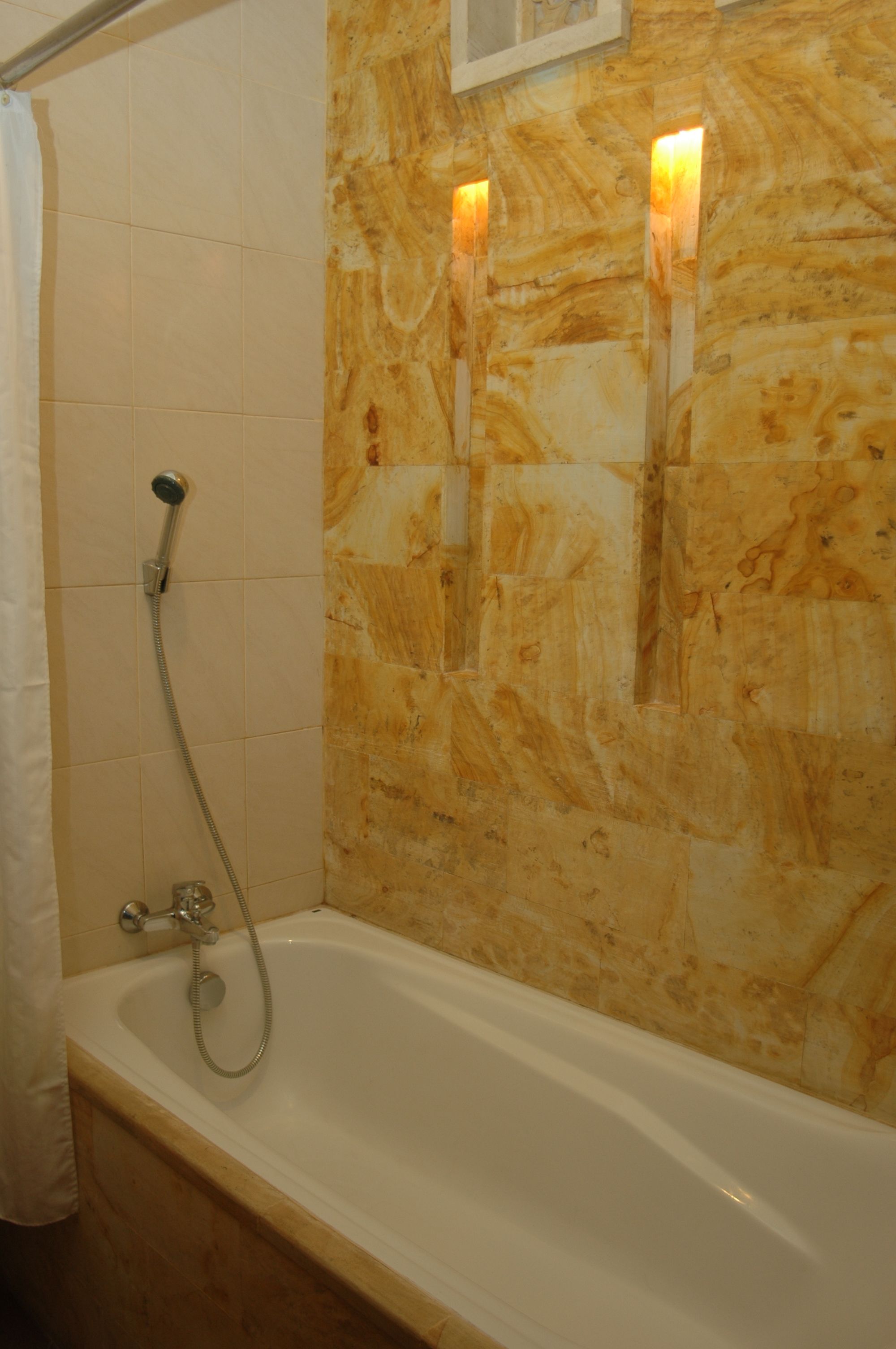 Deep-soaking bathtub