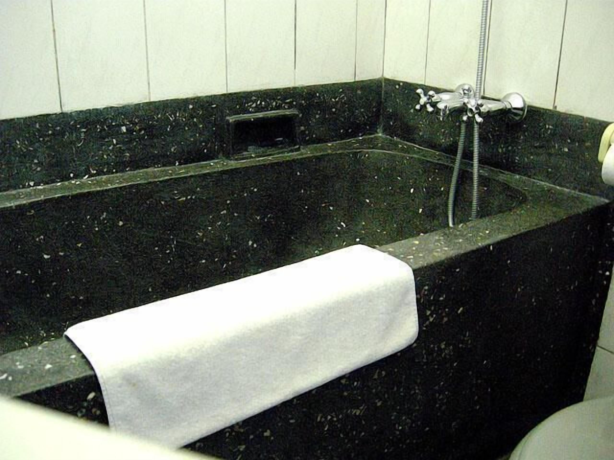 Deep-soaking bathtub