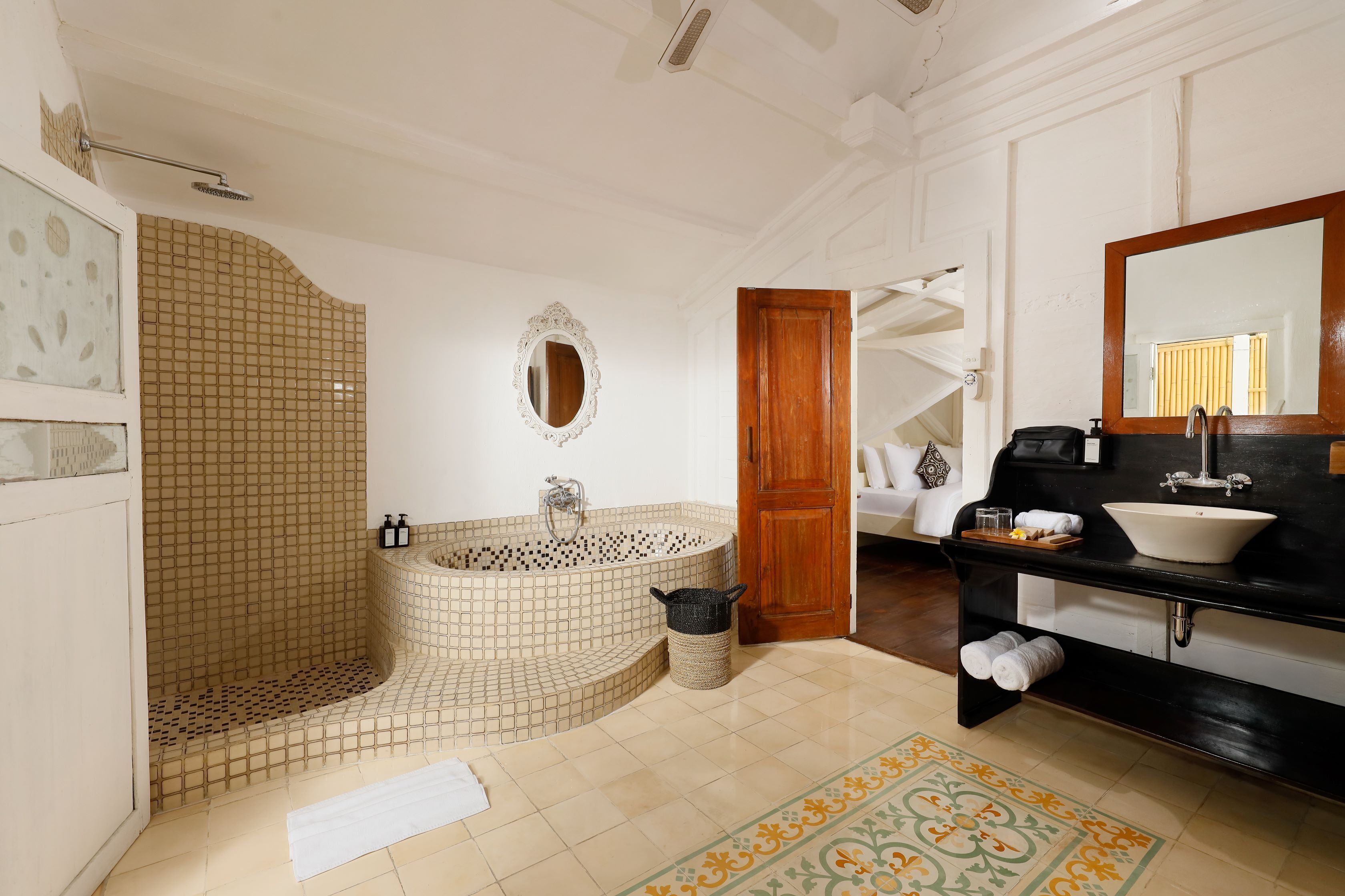 1 bedroom cottage suite | bathroom | free toiletries, hair dryer, towels, soap