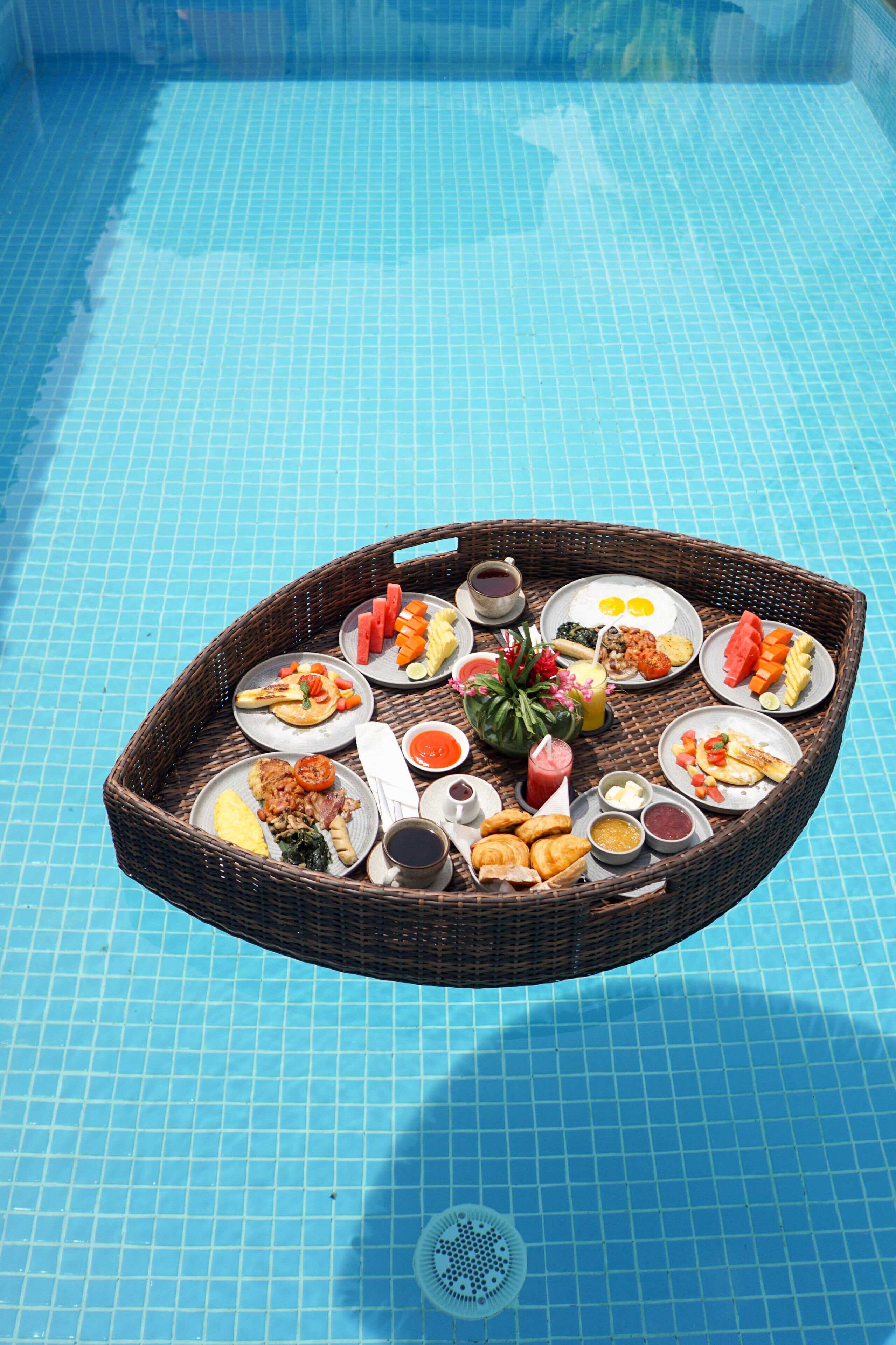 حمّام سباحة خارجي، مظلات على حمّام السباحة، مقاعد للتشمس