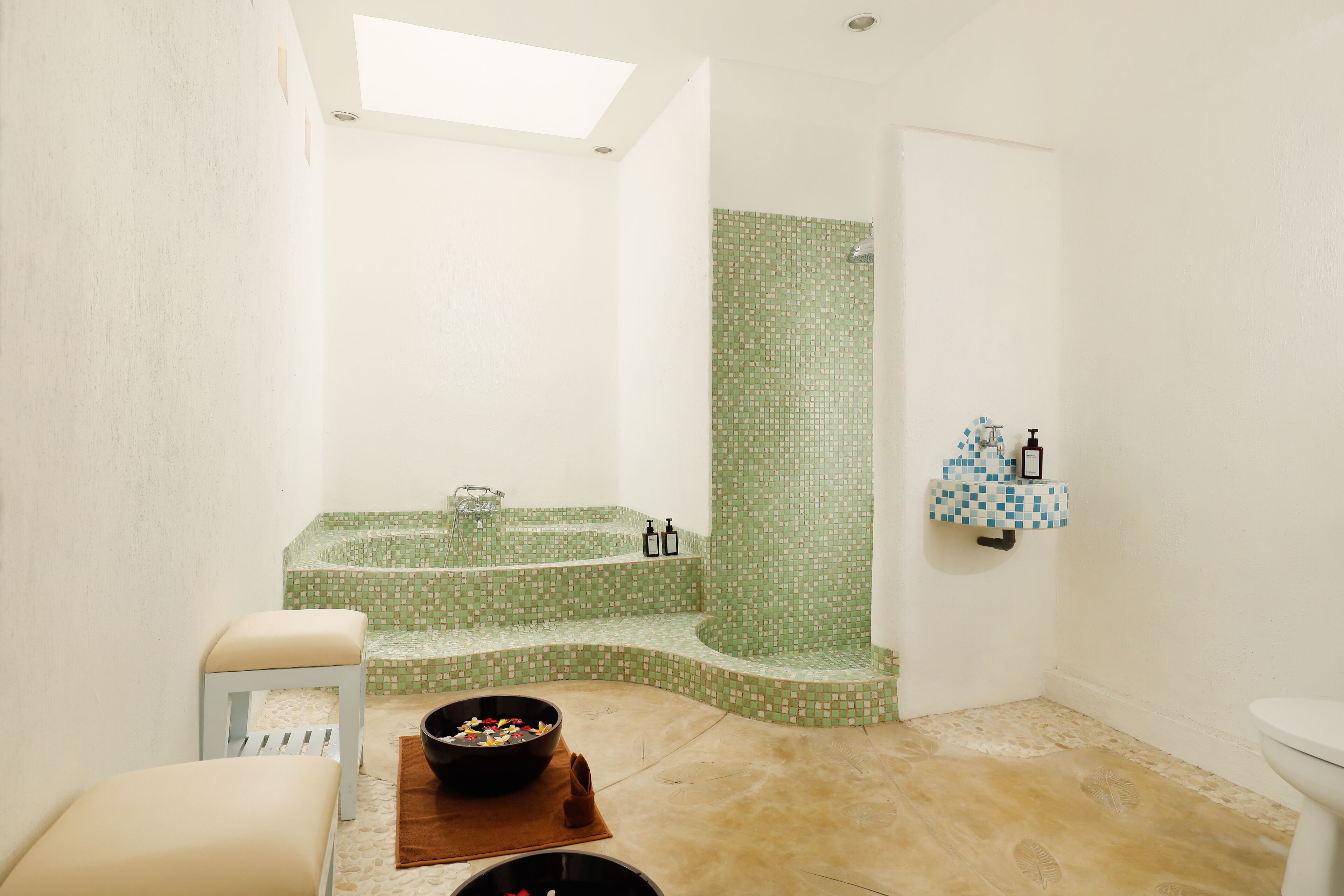 couples treatment room(s), body treatments, aromatherapy, body scrubs