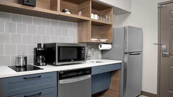 Geladeira grande, micro-ondas, cooktop, lava-louças