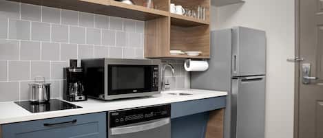 Lemari es besar, microwave, kompor, dan mesin pencuci piring