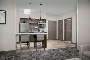 Suite, 1 habitación | Edredones de plumas, escritorio, espacio para trabajar con un portátil