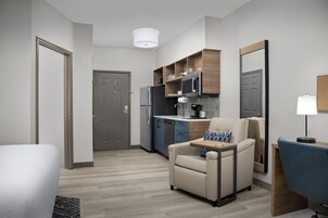 Cubrecamas, escritorio y espacio para trabajar con laptop 