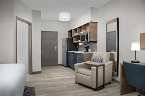 Edredón, escritorio y espacio para trabajar con laptop