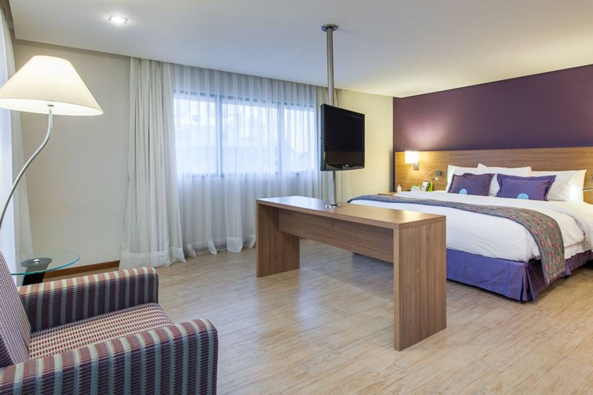 business suite, 1 king bed | 1 bedroom, minibar, in-room safe, desk