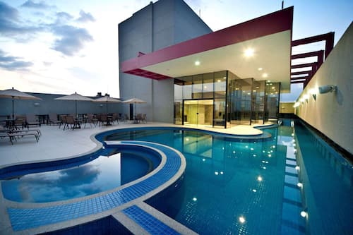 Piscina externa, funciona das 8h às 22h, espreguiçadeiras