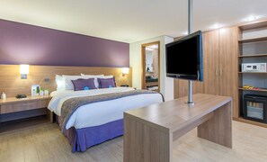 Business Suite, 1 King Bed | Minibar, in-room safe, desk, iron/ironing board - Radisson Hotel Belém Maiorana Jr (Belém)