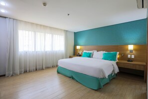 Minibar, caja de seguridad en la habitación y escritorio 