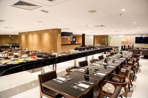 Café da manhã com buffet grátis todos os dias