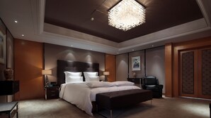 Une chambre spacieuse avec un grand lit, un banc, un bureau et une chaise.