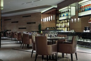 Daily buffet breakfast (CNY 128 per person)