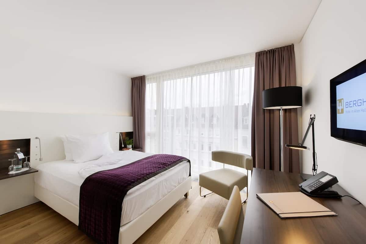 Classic Room | Premium bedding, in-room safe, desk, laptop workspace