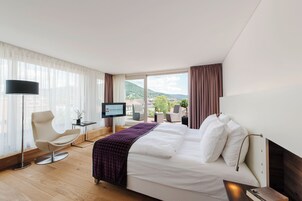 Ropa de cama de alta calidad y caja de seguridad en la habitación 