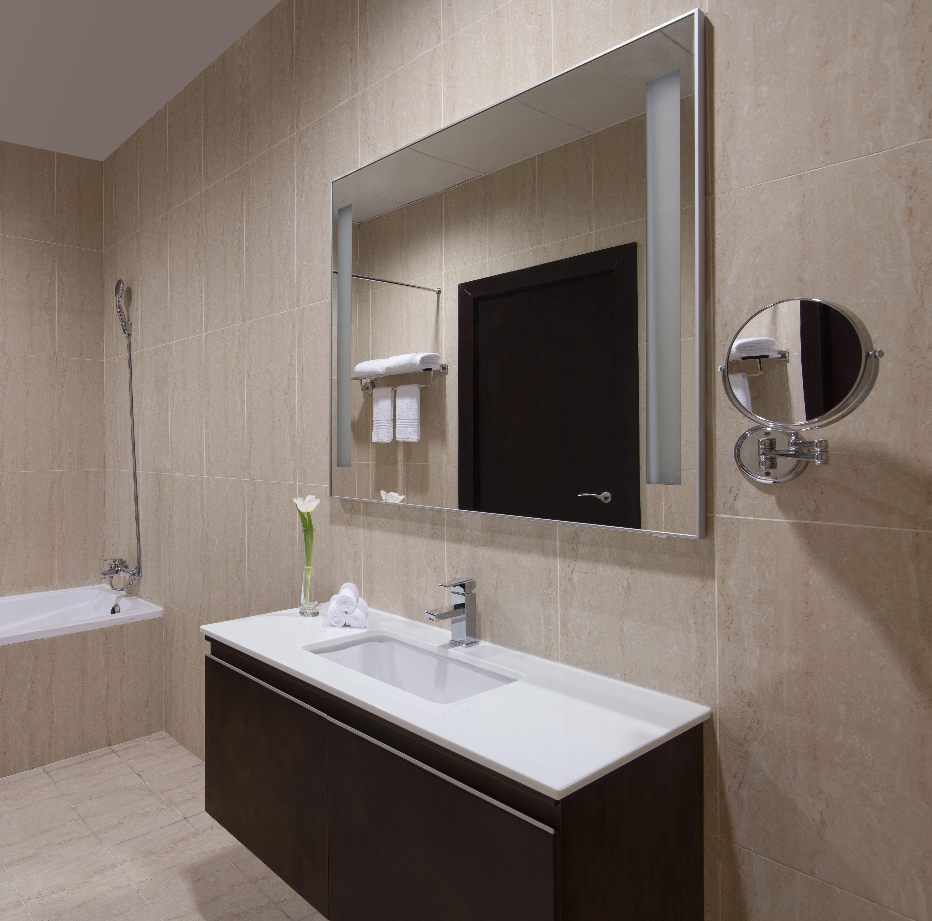 Baignoire et douche séparées, articles de toilette gratuits