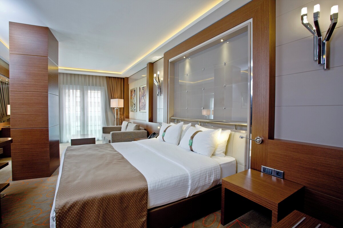 Minibar, in-room safe, desk, soundproofing
