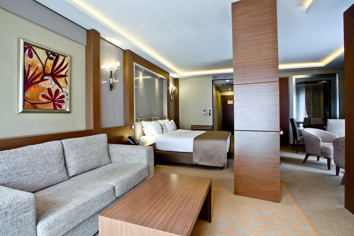 suite, 1 king bed, jetted tub | minibar, in-room safe, desk, soundproofing