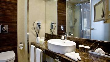 Un baño moderno con un lavamanos grande, un espejo y una ducha.