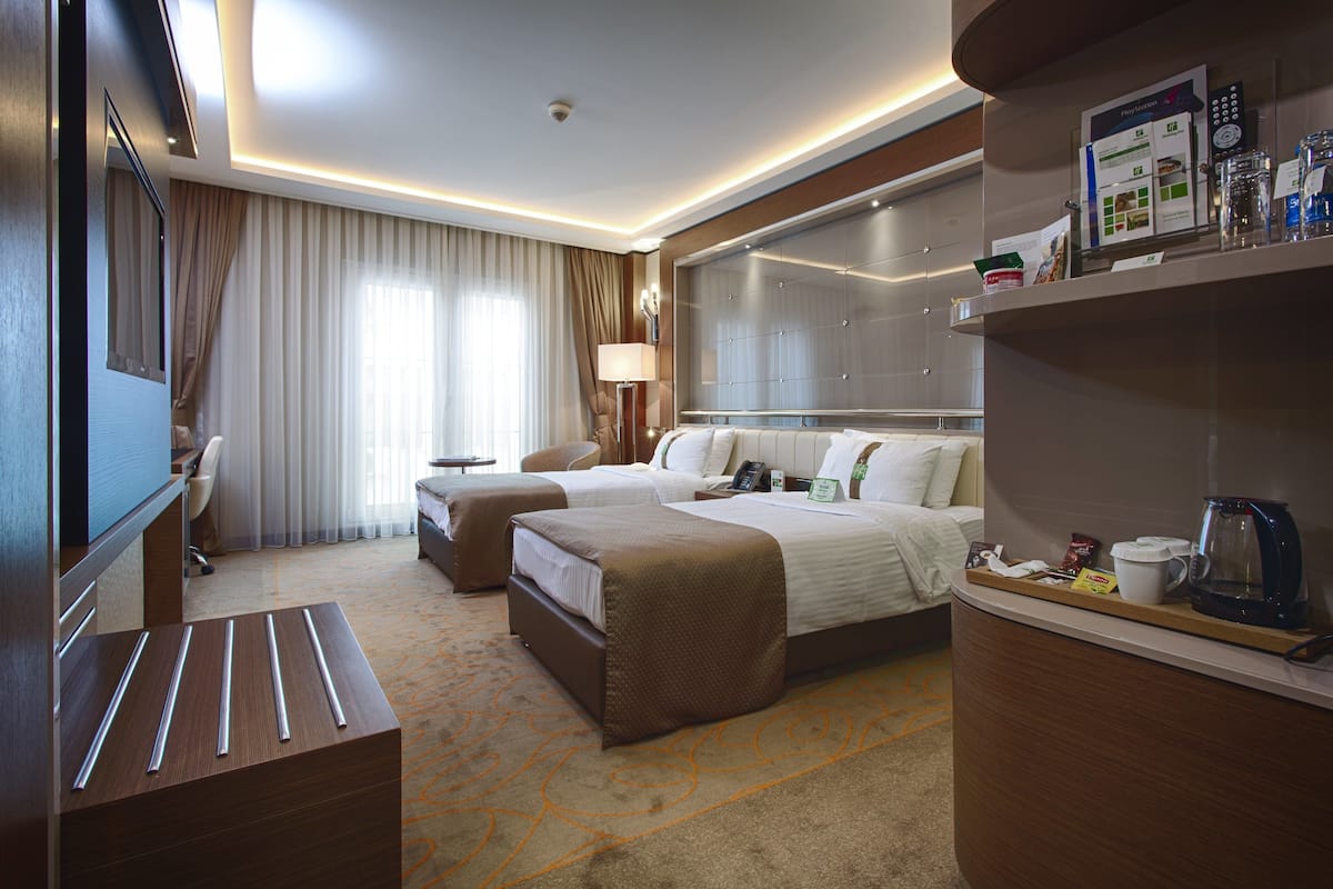 premium room, 2 single beds, smoking | minibar, in-room safe, desk, soundproofing