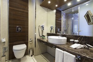 A modern bathroom with a toilet, sink, and shower. - Holiday Inn Ankara - Kavaklidere by IHG (Ankara)
