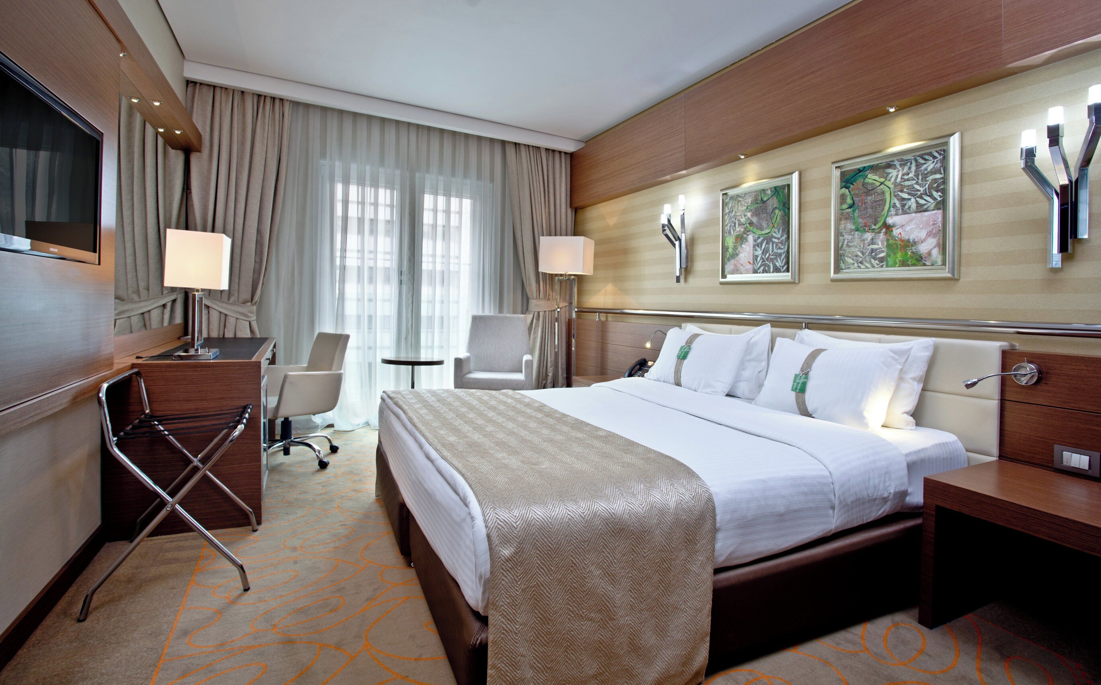 Standard Room, 1 King Bed | Minibar, in-room safe, desk, soundproofing