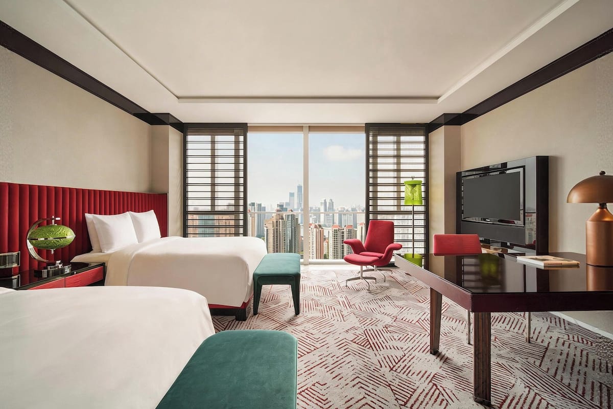 Ropa de cama de alta calidad, cubrecamas y minibar