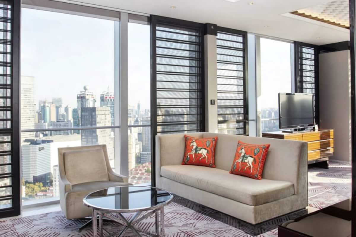 Suíte club, 1 cama King, vista para a cidade (Regent Club) | Roupas de cama premium, edredons de pluma, frigobar, cofres nos quartos