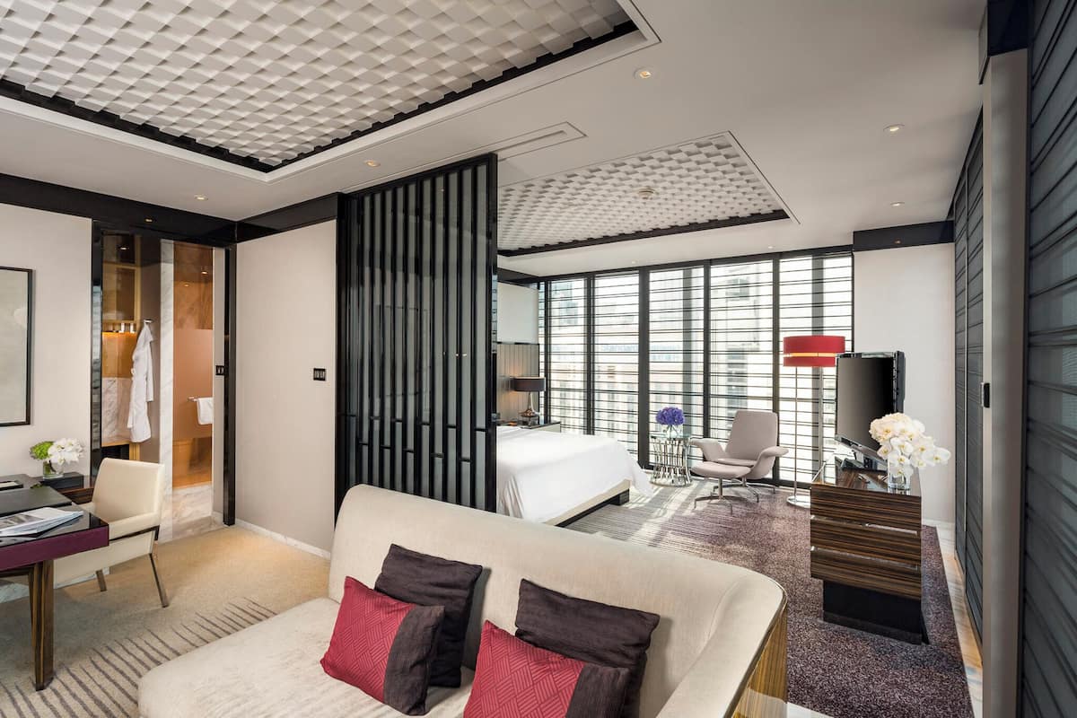 Suite Club, 1 cama King size, vista a la ciudad (Regent Club) | Ropa de cama de alta calidad, edredón y minibar