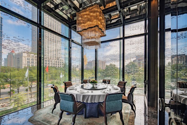 3 restaurants, breakfast, lunch, dinner served; Italian cuisine