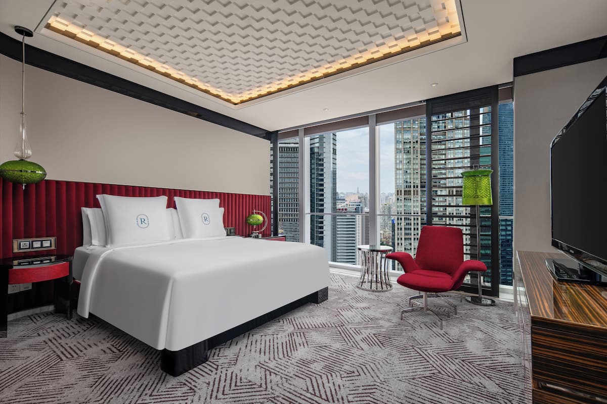 Suite, 1 habitación, vista a la ciudad | Ropa de cama de alta calidad, edredón y minibar