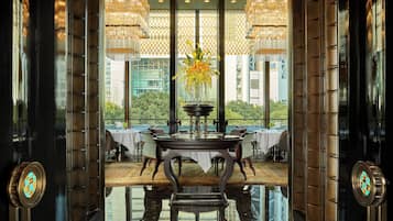 3 restaurants, breakfast, lunch, dinner served; Italian cuisine